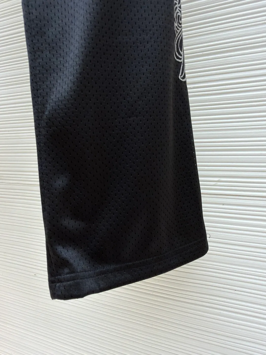 Chrome Hearts ice hockey uniform letter printed trousers ●Original version: purchased and developed by 10989 ●Item number: 1681769-A40 ●Fabric: high-density breathable mesh fabric ●Technology: printing production ●Color: black ●Version: fitted version ●Weight: about 535 grams ●Size: S-M-L ●Description: Made of high-density breathable mesh fabric, treated with soft washing technology, it is smooth to the touch and breathable, and will not feel stuffy after long-term wear. The side of the trousers is decorated with embossed pattern embroidery, which is made through multi-layer needlework technology. The texture is three-dimensional and exquisite, and it is not easy to fall off, highlighting the dark aesthetic style of the brand. The waist is equipped with a drawstring design, which is suitable for various waistlines and can be worn without restraint. The fit is a loose, straight cut, with natural hems to ensure a neat look and plenty of room for movement. The stitching of the whole trousers is neat and even, and there is no accumulation of burrs in the details. The size is measured manually (an error of 1-3CM is normal). The craftsmanship balances comfort attributes and trendy design. It is a street style item with both practicality and style. The overall wiring is straight and delicate, the fabric is comfortable and soft, and the color is consistent without color difference. It can be matched with the same style to create a fashionable look and control various occasions. Customized accessories, complete with three standards, same style for men and women!